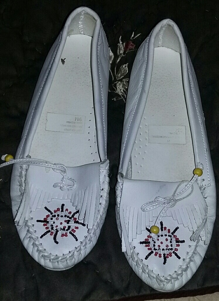 Moccasins.slip.on.womens beaded white,